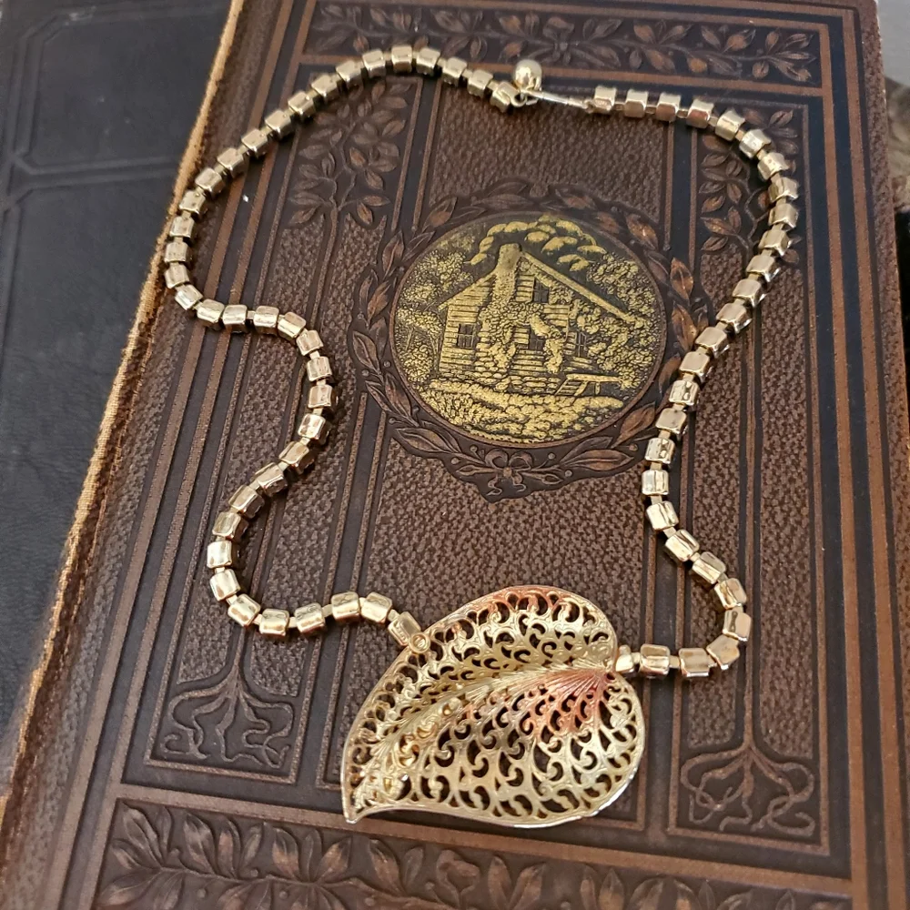 Vintage Gold Tone Leaf Gemstone Fashion Necklace 🍂😍 - Picture 9 of 11